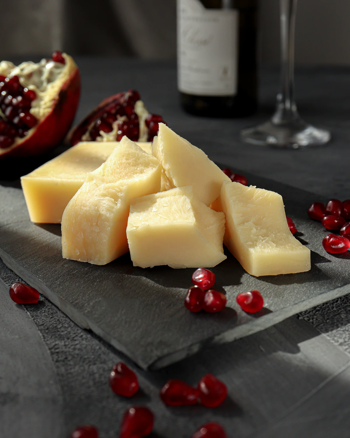 Queso curado con copa de vino y granada